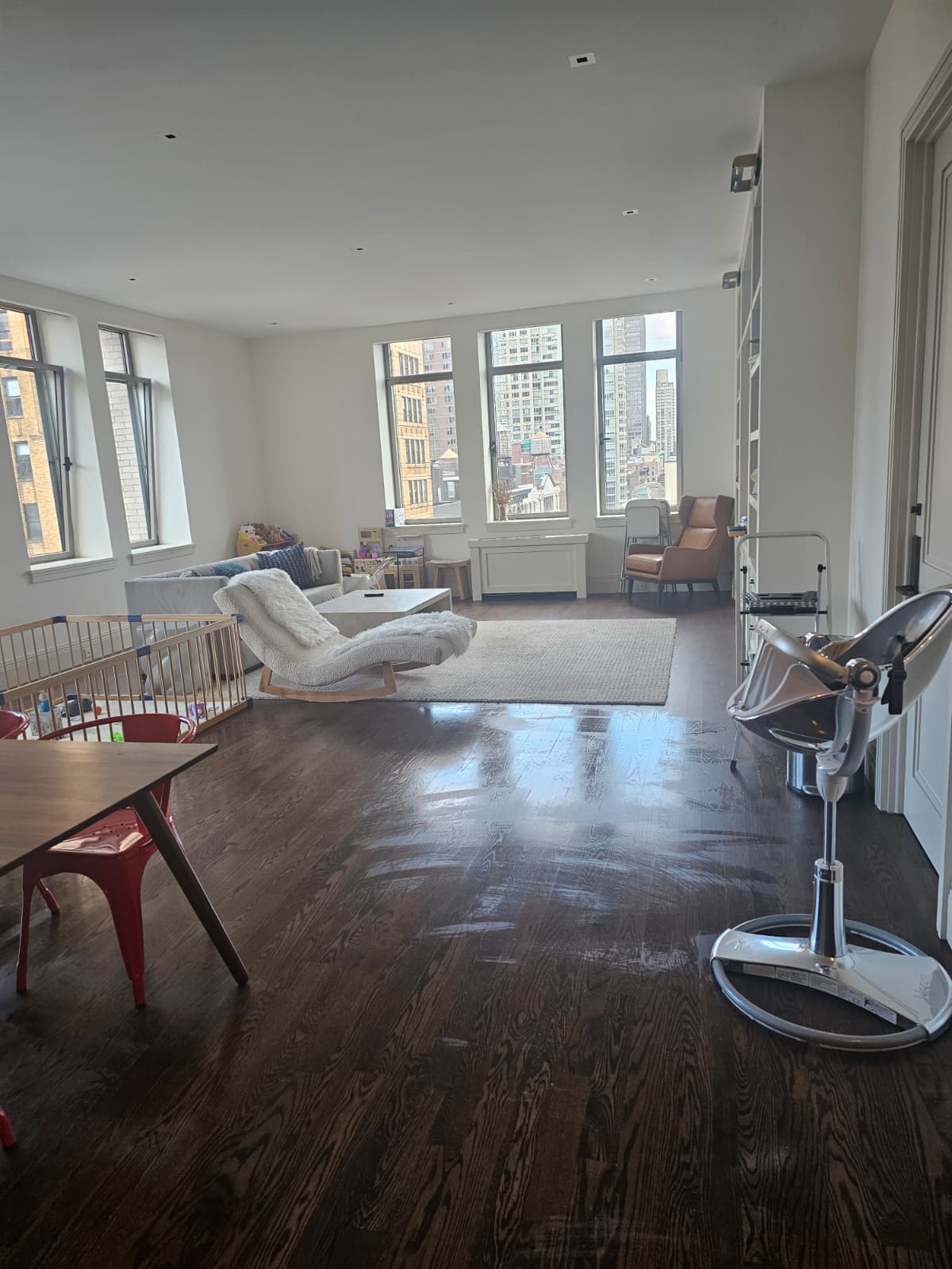 Sala de estar con muebles de bebé